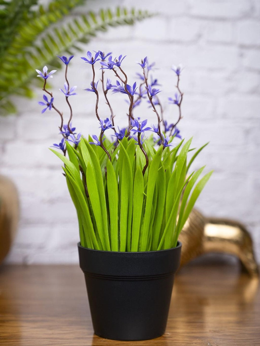 Wavy Design White Flower Decorative Artificial Potted Plant Main image